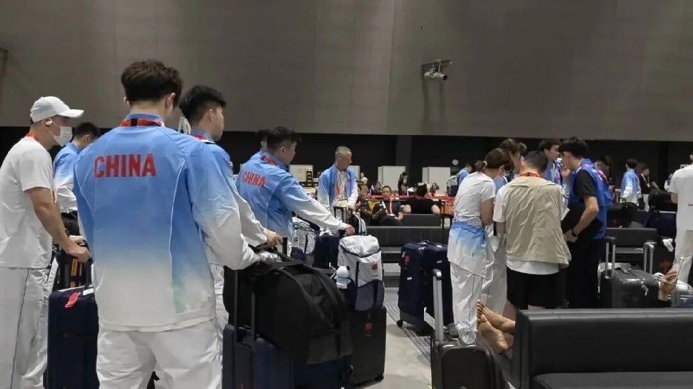 中国乒乓球队、体操队、武术队、赛艇队、羽毛球队等，落地名古屋被困机场数小时，“现场只提供水，不提供食品”