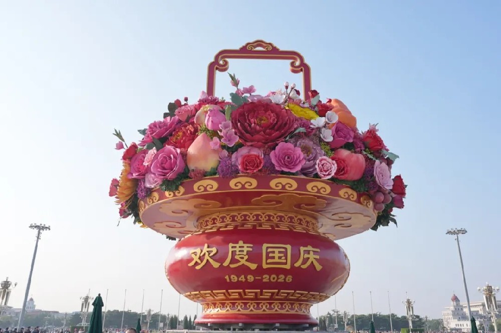 今天凌晨，天安门广场大花篮，亮相了